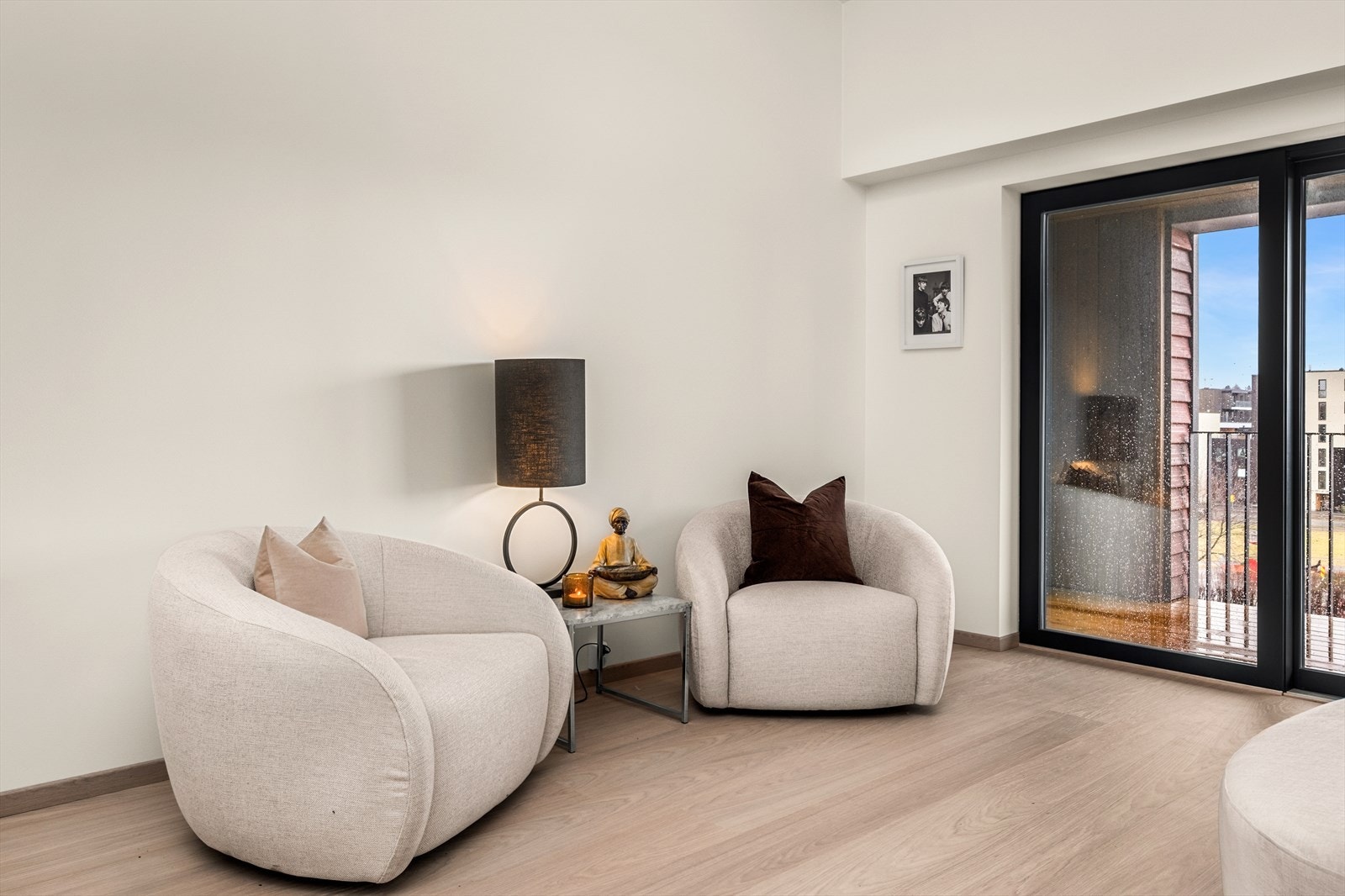 Leiligheten har rikelig med naturlig belysning gjennom store vindusflater, som bidrar til en god atmosfære Galleribilde