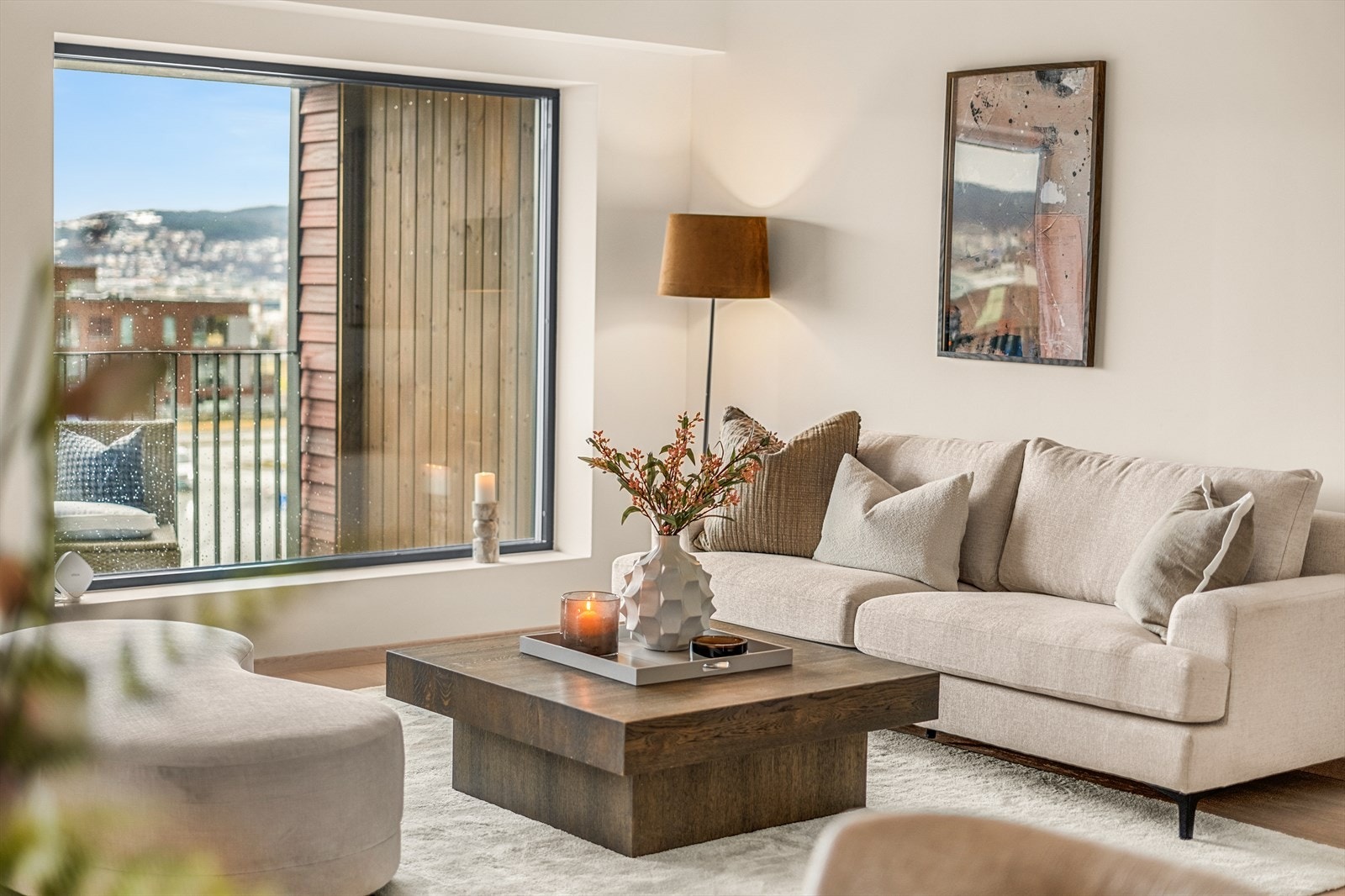 Her får du en moderne og stilren leilighet med lekre material- og fargevalg Galleribilde