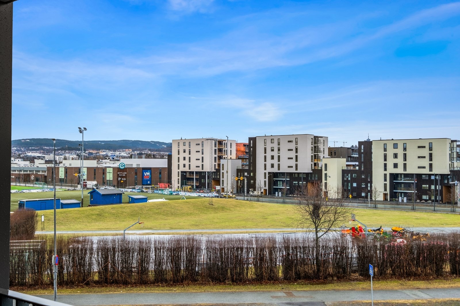 Fra balkongen har du utsikt mot Lade idrettsanlegg og byen Galleribilde