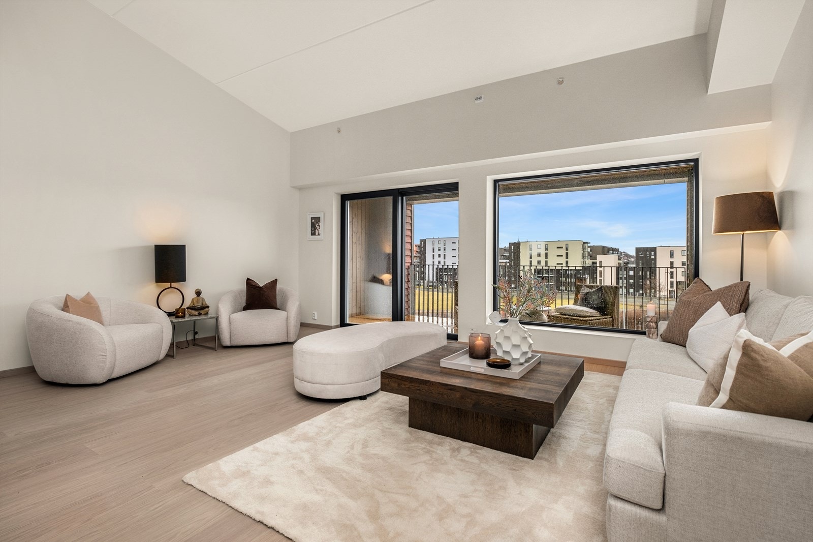 Velkommen til Lade alle 42B - En elegant og strøken 4-roms toppleilighet på 116m². Leiligheten ble ferdigstilt i 2024 og har en attraktiv beliggenhet på Lade. Foto: Michael Nøstvik Eid Galleribilde