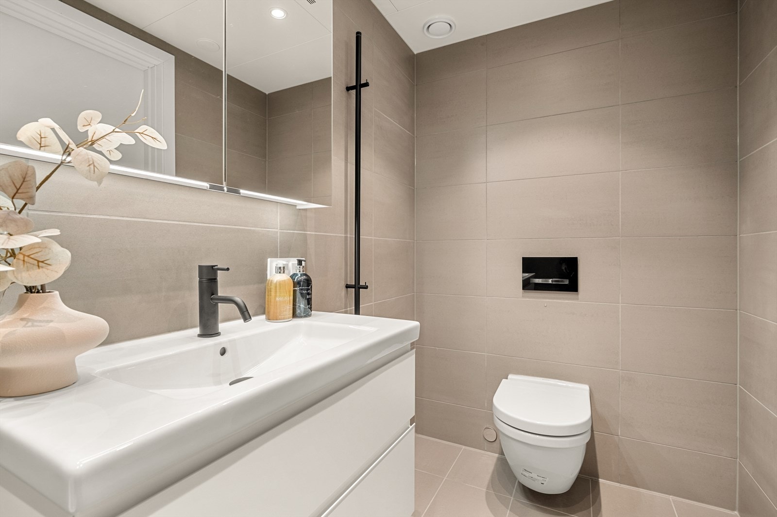 Lekker og moderne flislagt bad i tilknytning til hovedsoverommet. Badet er på 3,9m². Tappwell servantbatteri i matt sort og håndklevarmer er blant tilvalgene Galleribilde