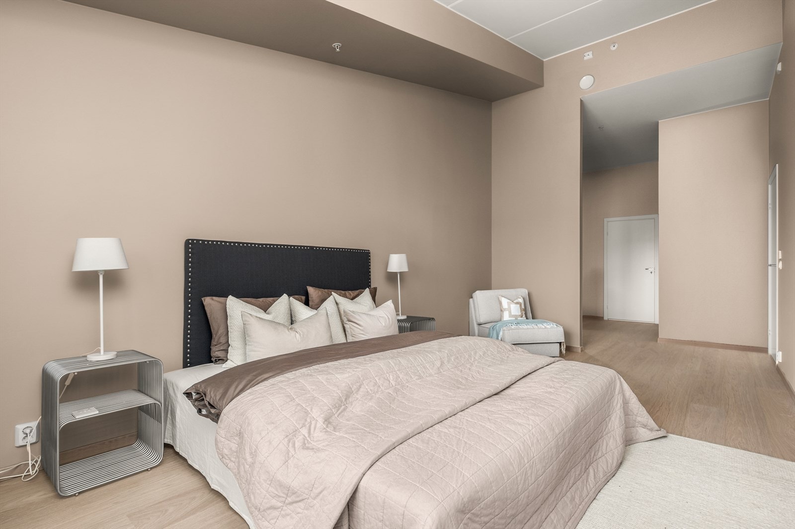 Her får du rikelig med plass til ønsket møblering og praktiske garderobeløsninger mellom soverommet og bad Galleribilde