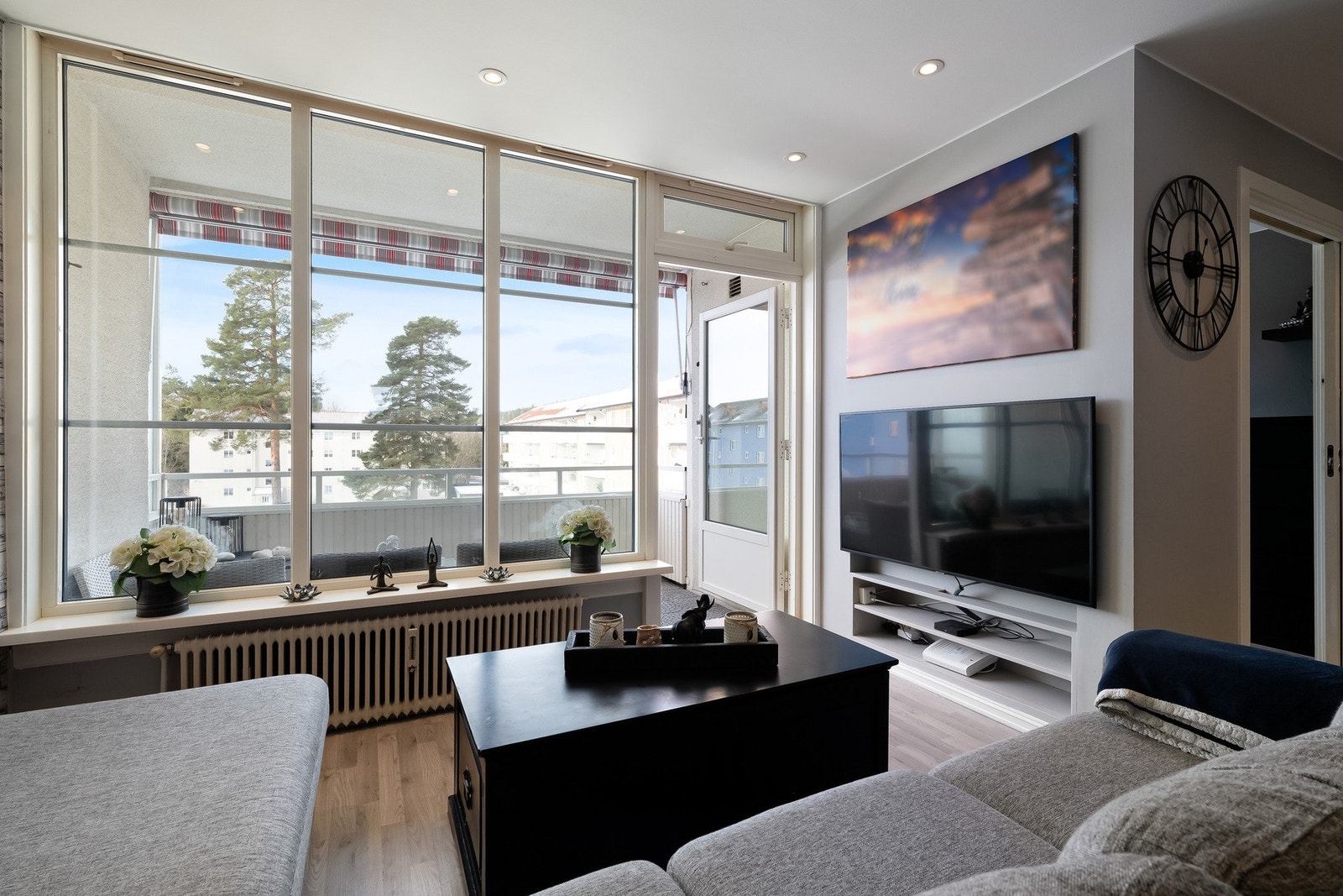 Stuen er enkel å møblere og du har god plass til både sofagruppe, mediemøblement og spisebord. Galleribilde