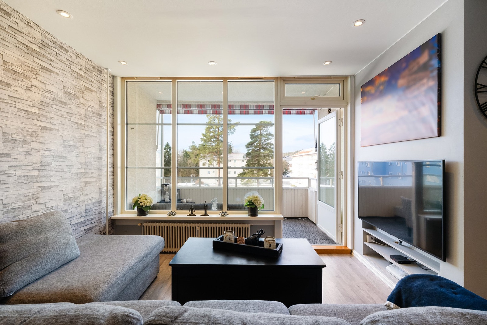Stuen er det naturlige oppholdsrommet i leiligheten, og er et lyst og fint rom. Galleribilde