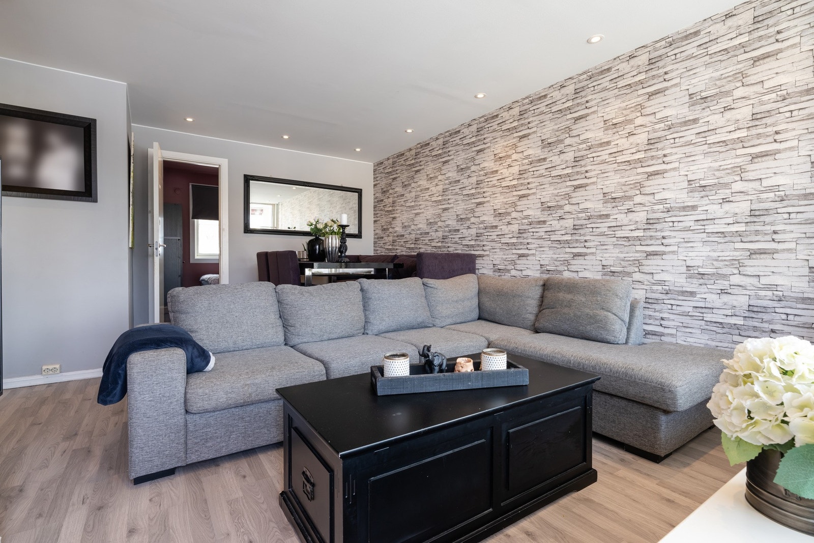 Varmtvann og fyring er inkludert i felleskostnadene og holder leiligheten lun og varm gjennom vinteren. Galleribilde