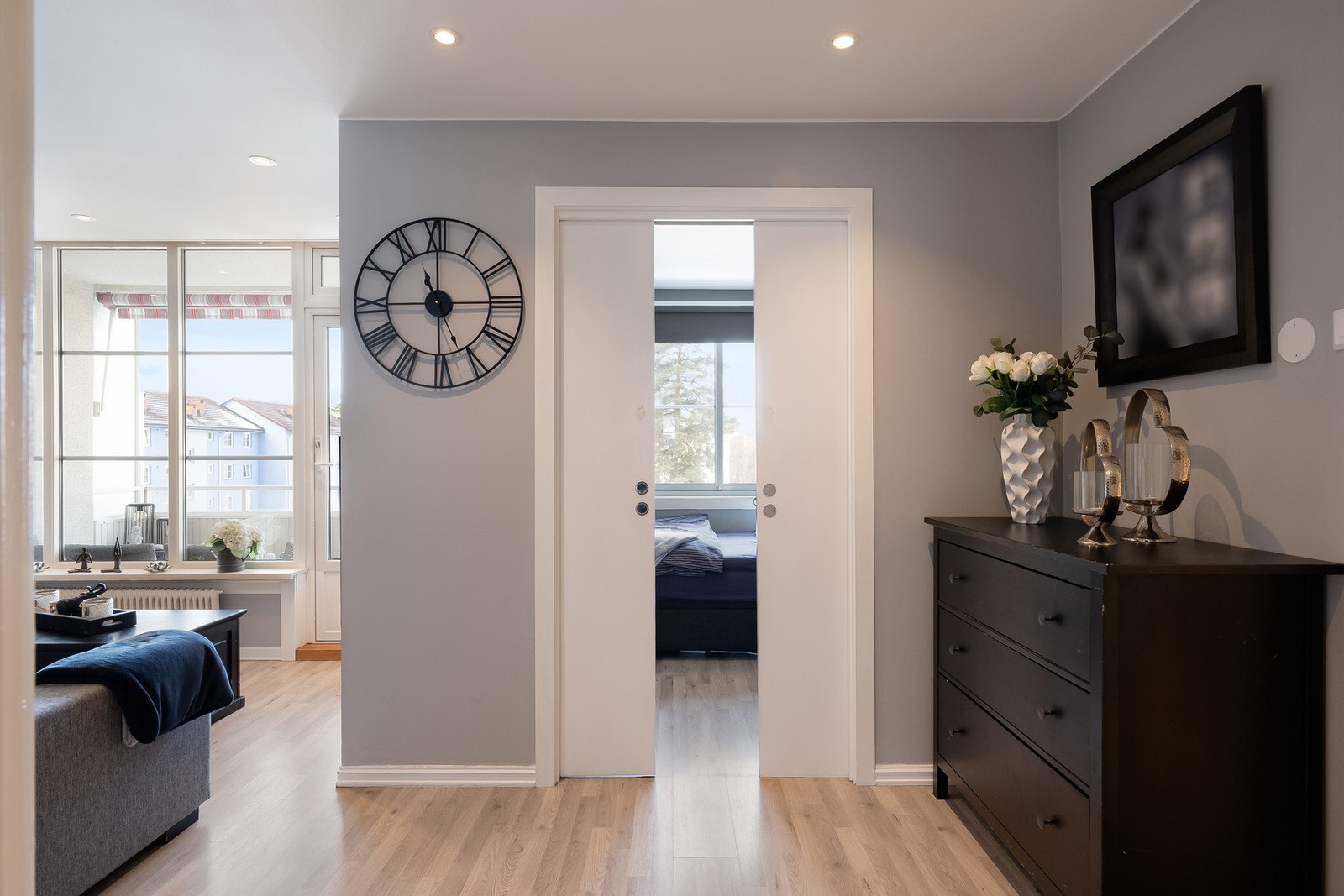 Skyvedører inn til ene soverommet er både plassbesparende og praktisk. Galleribilde