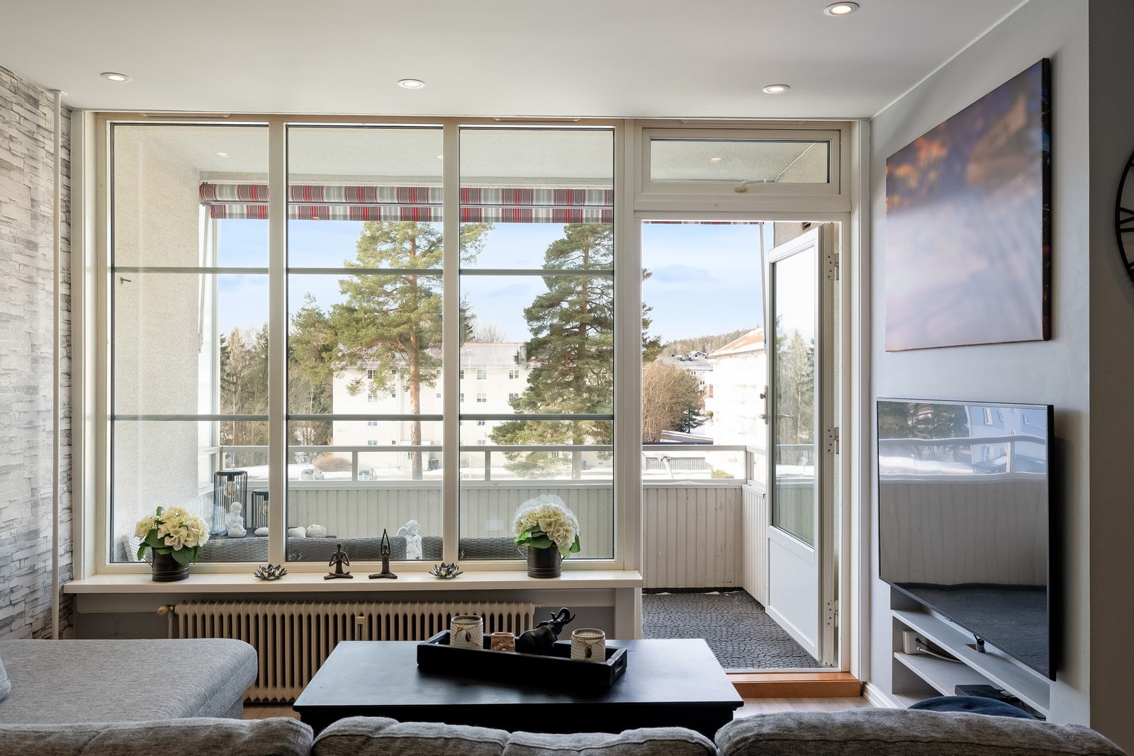 Stuen føles usjenert med hyggelig utsyn mot fellesområder. Galleribilde