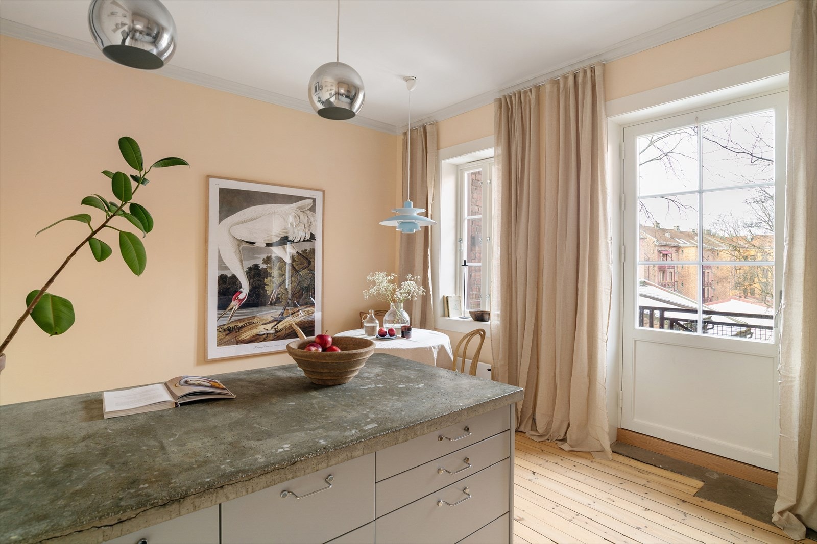 På varme sommerdager er det deilig å åpne den høyreiste balkongdøren og nyte utsikten mot bakgården som på sommerstid er grønn og idyllisk. Galleribilde