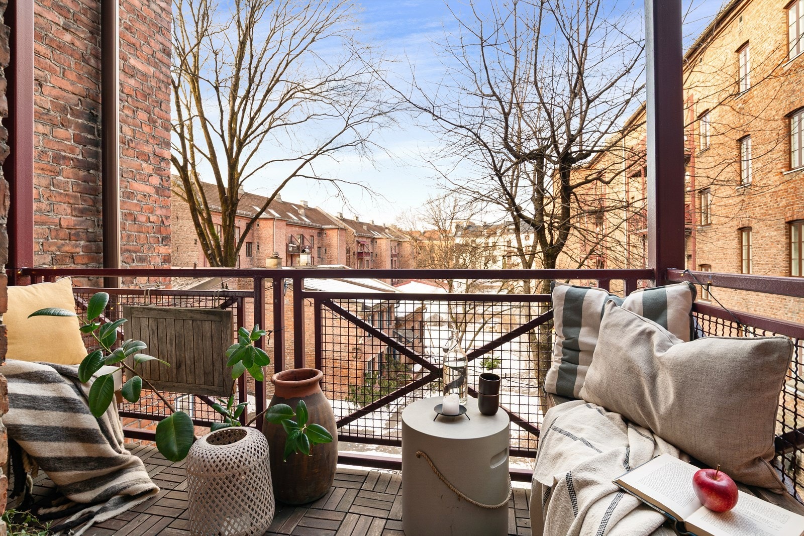 På balkongen er det god plass til å innrede med en sittegruppe, balkongplanter og stemningsfull belysning. Galleribilde