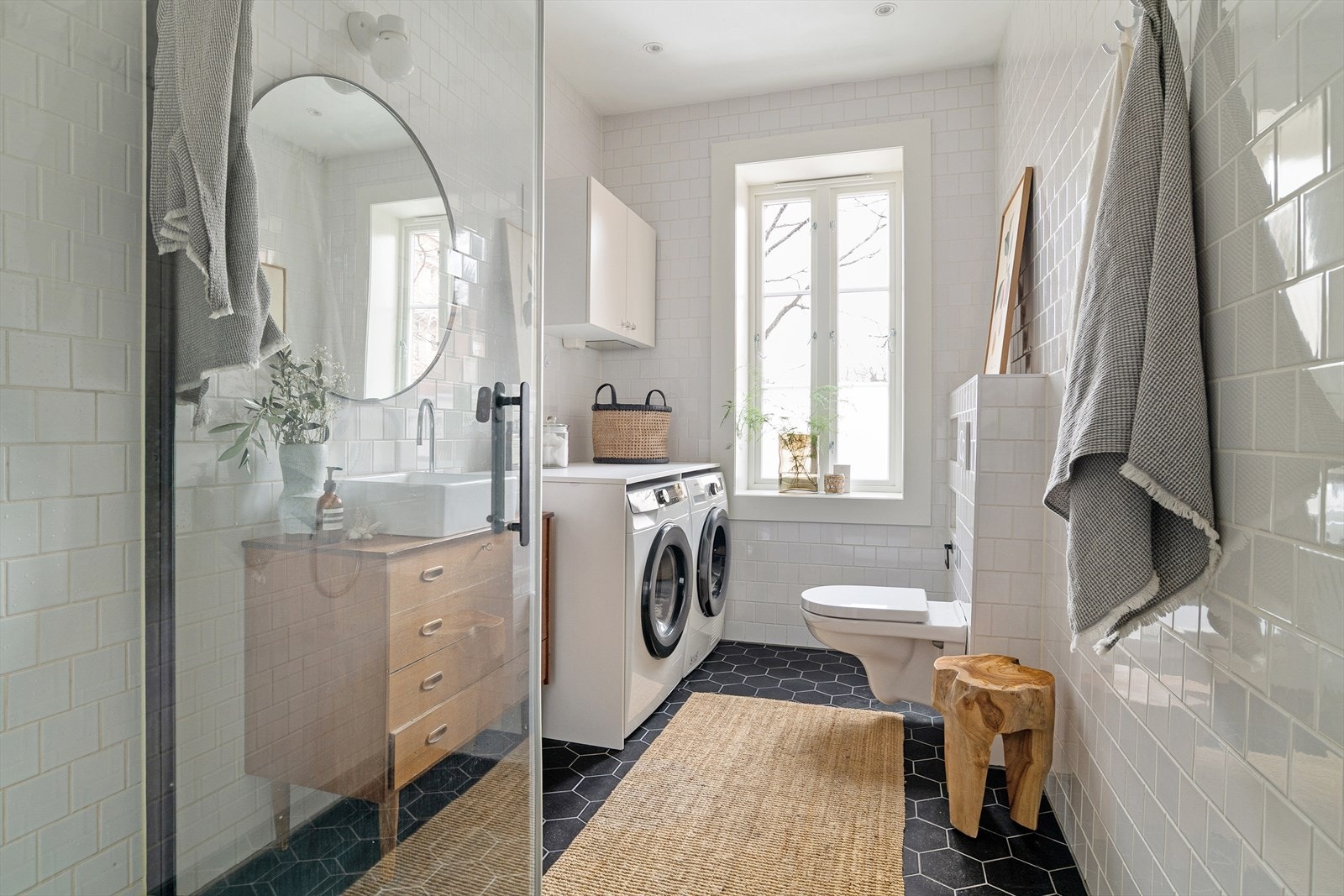 Det sjarmerende og innbydende baderommet vil begeistre deg! Her er det en romslig hjørnedusj med innfellbare glassdører og en teak- skuffekommode har fått nytt liv som servantunderskap. Galleribilde