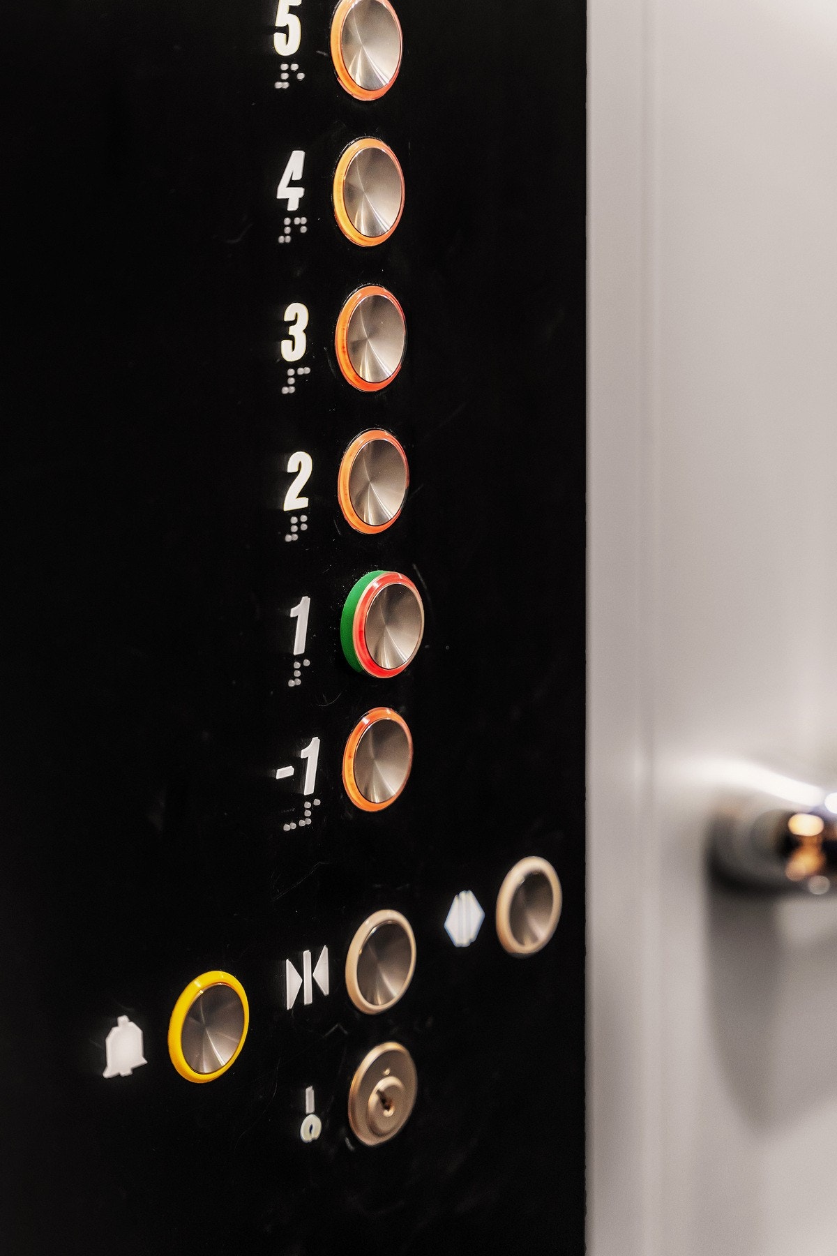 Boligen nås både via heis og trapp. Man har også heisadkomst direkte fra garasjeanlegget. Galleribilde