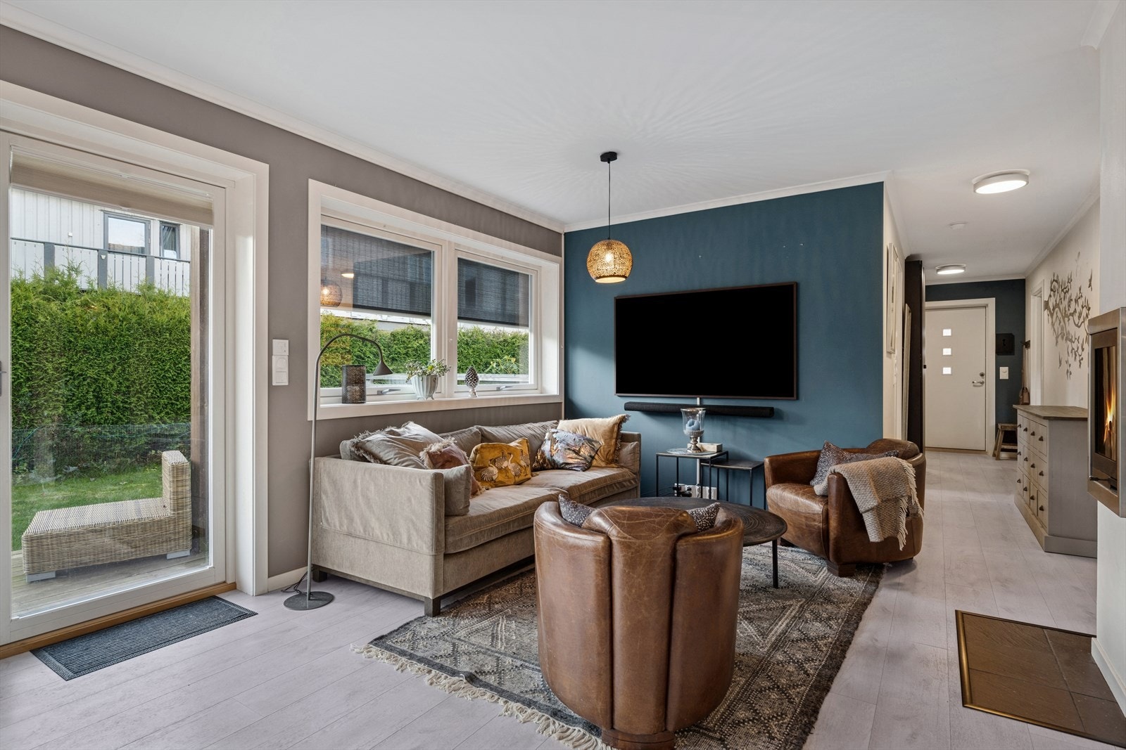 De store vinduene gir rikelig med naturlig lys og binder inne- og uteområdet sammen. Galleribilde