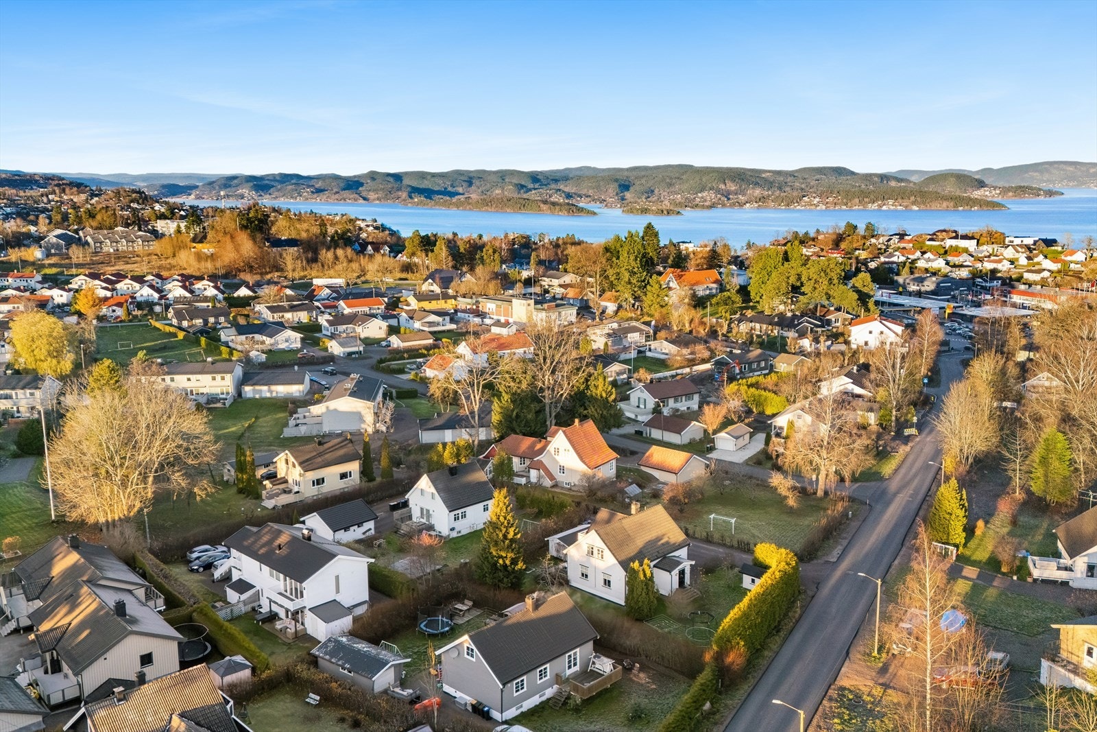 Boligen er beliggende i et rolig og veletablert boligområde på Neperud i Holmestrand med gangavstand til blant annet matbutikk, skole, barnehage og sentrumsfasiliteter. Galleribilde