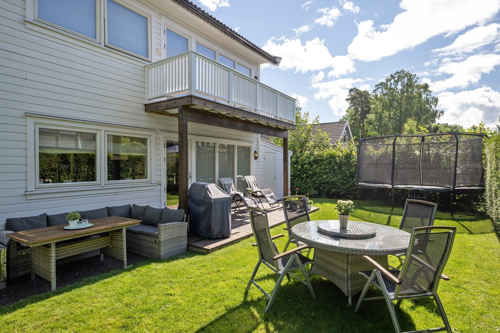 Her kan en nyte en kopp kaffe i solen, eller en god middag i godt selskap. Vi gjør oppmerksom på at bildet er tatt regi i av tidligere salg i 2022. Galleribilde