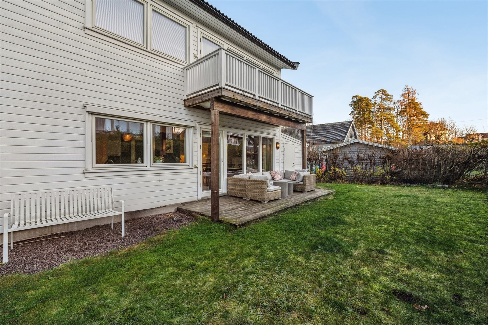 Det frodige hageområdet boligen disponerer byr på boltreplass for hele familien. Galleribilde