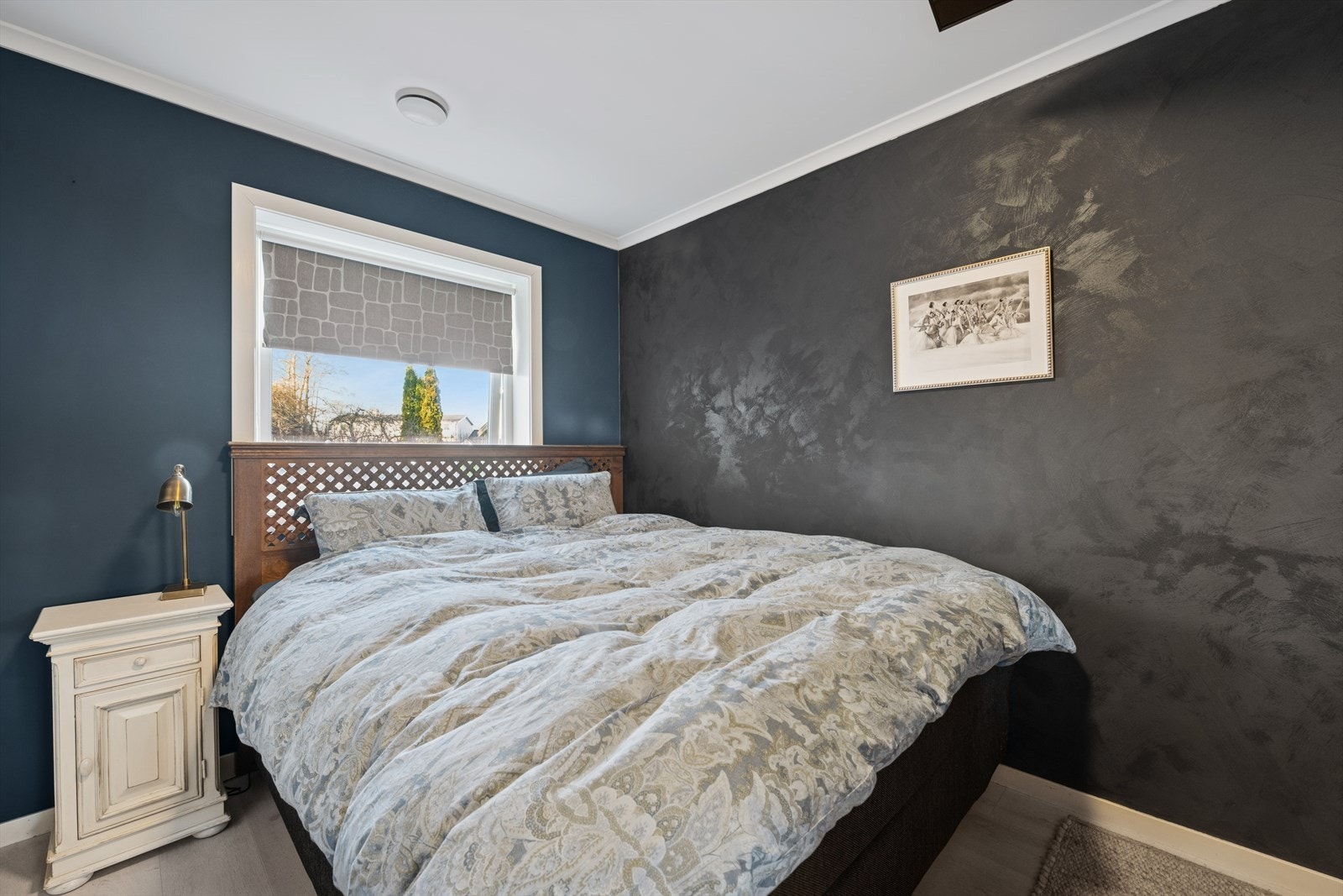 Boligen byr på totalt tre soverom. Her ser vi bilde fra hovedsoverommet. Galleribilde