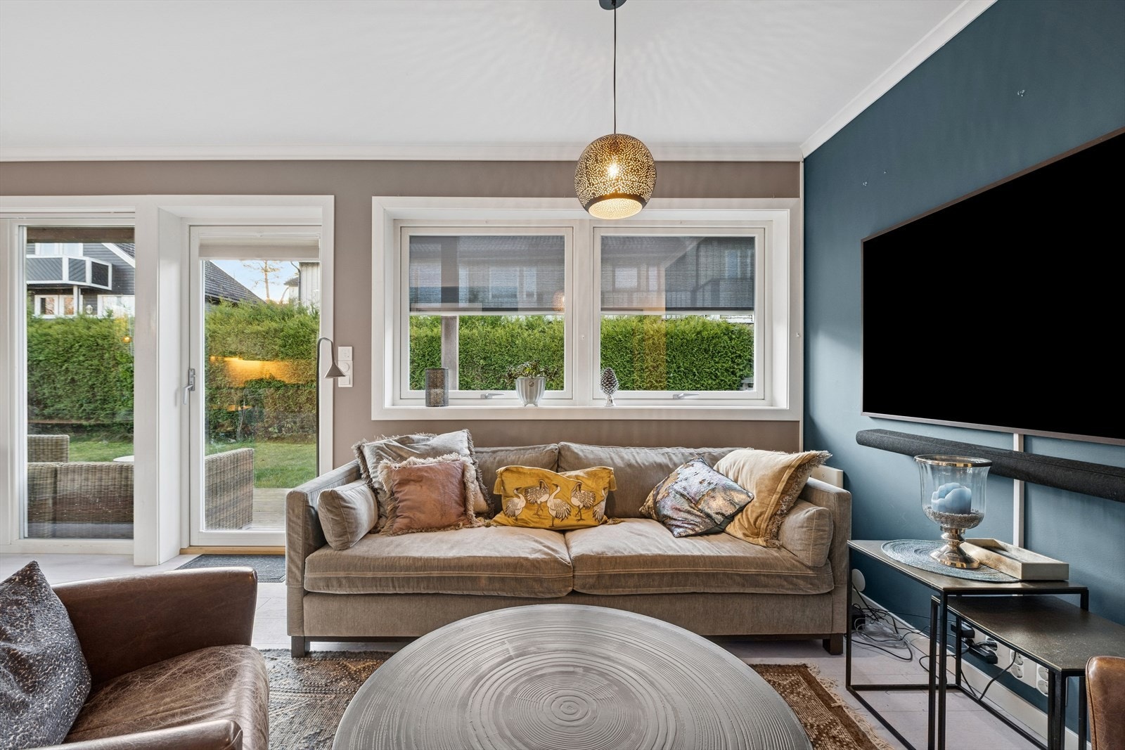 Stue og kjøkken som befinner seg i åpen løsning. Galleribilde