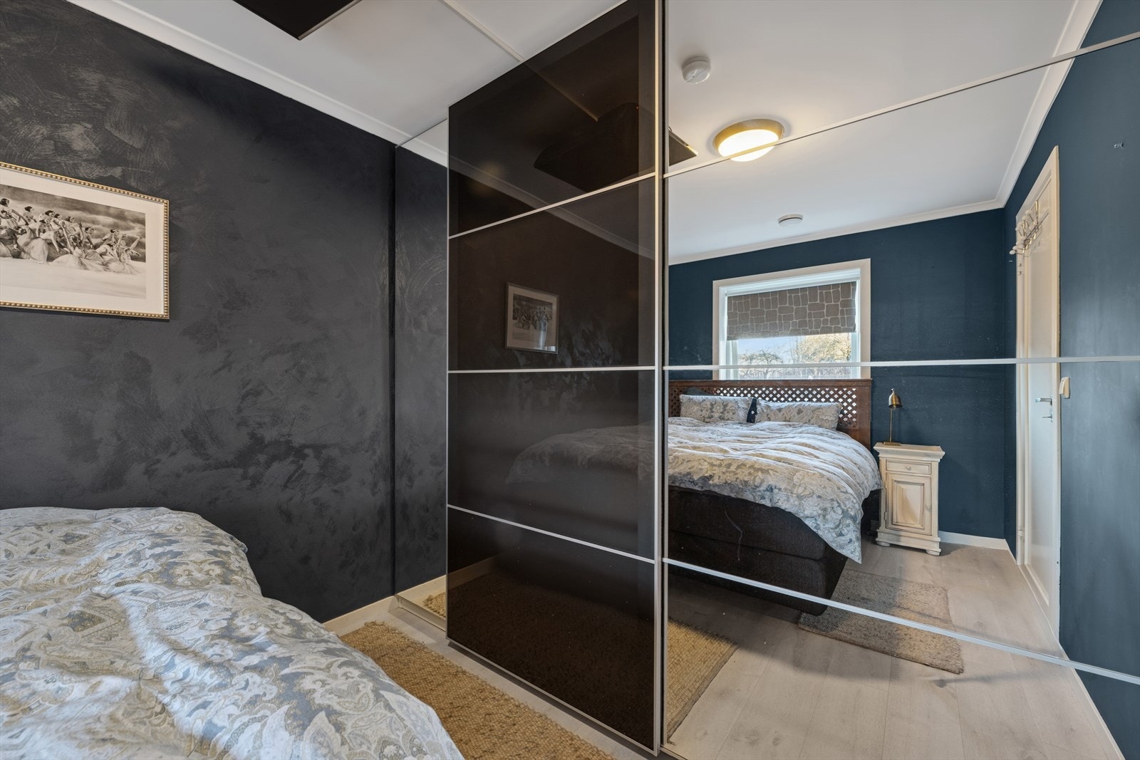 Hovedsoverommet er romslig med praktiske garderobeløsninger. Galleribilde