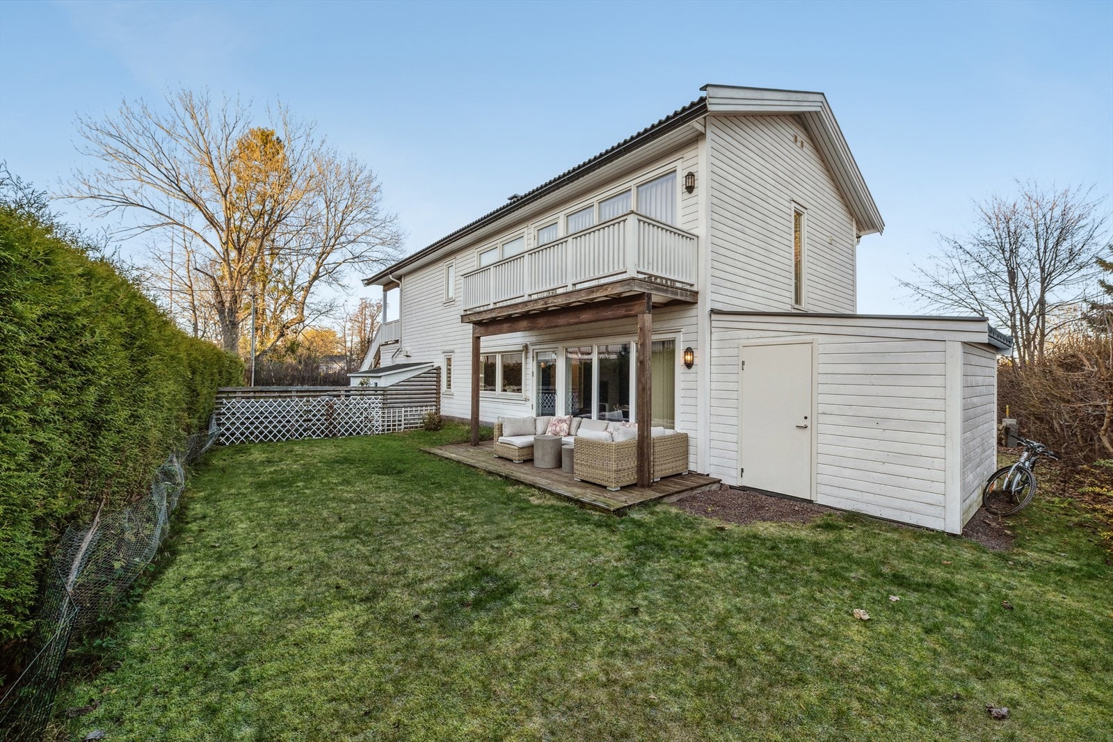 Videre er eiendommen bebygget med utvendig snekkerbod/bod. Galleribilde