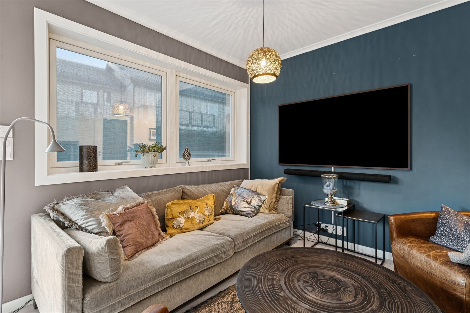 Det er installert screens for praktisk solskjerming. Det er gode solforhold med sol fra morgen til kveld. Galleribilde