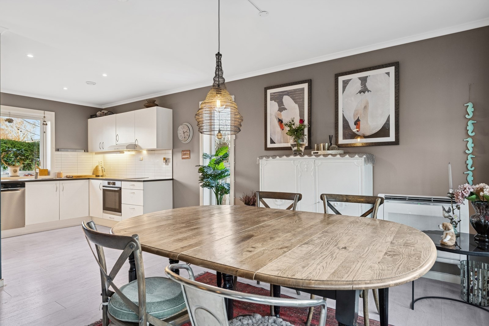 Den åpne løsningen gir en naturlig overgang mellom kjøkken og spisestue. Galleribilde