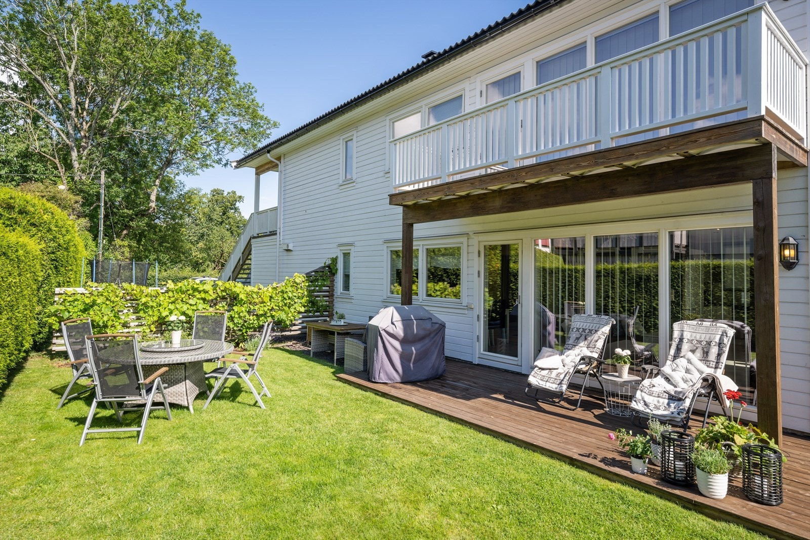 Fra stue og kjøkken er det utgang til et romslig og delvis overbygget terrasseområde som byr på god plass til utemøbler, som blant annet utebord, lounge og grill. Vi gjør oppmerksom på at bildet er tatt regi i av tidligere salg i 2022. Galleribilde