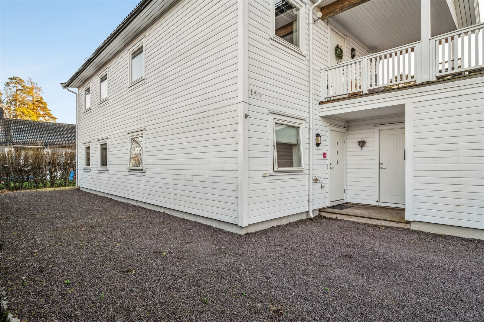 Boligen er bygget i 2014 og holder en moderne gjennomførelse med en god standard. Inngangspartiet er gjennomført med gulv av treverk, utebelysning og har direkte adkomst til en romslig og praktisk bod for oppbevaring. Galleribilde