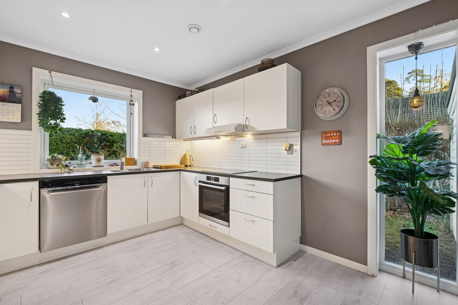 Kjøkkeninnredningen har en gjennomtenkt utførelse og plassering som gir gode arbeidsforhold. Store vinduer sikrer godt med dagslys i rommet. Galleribilde