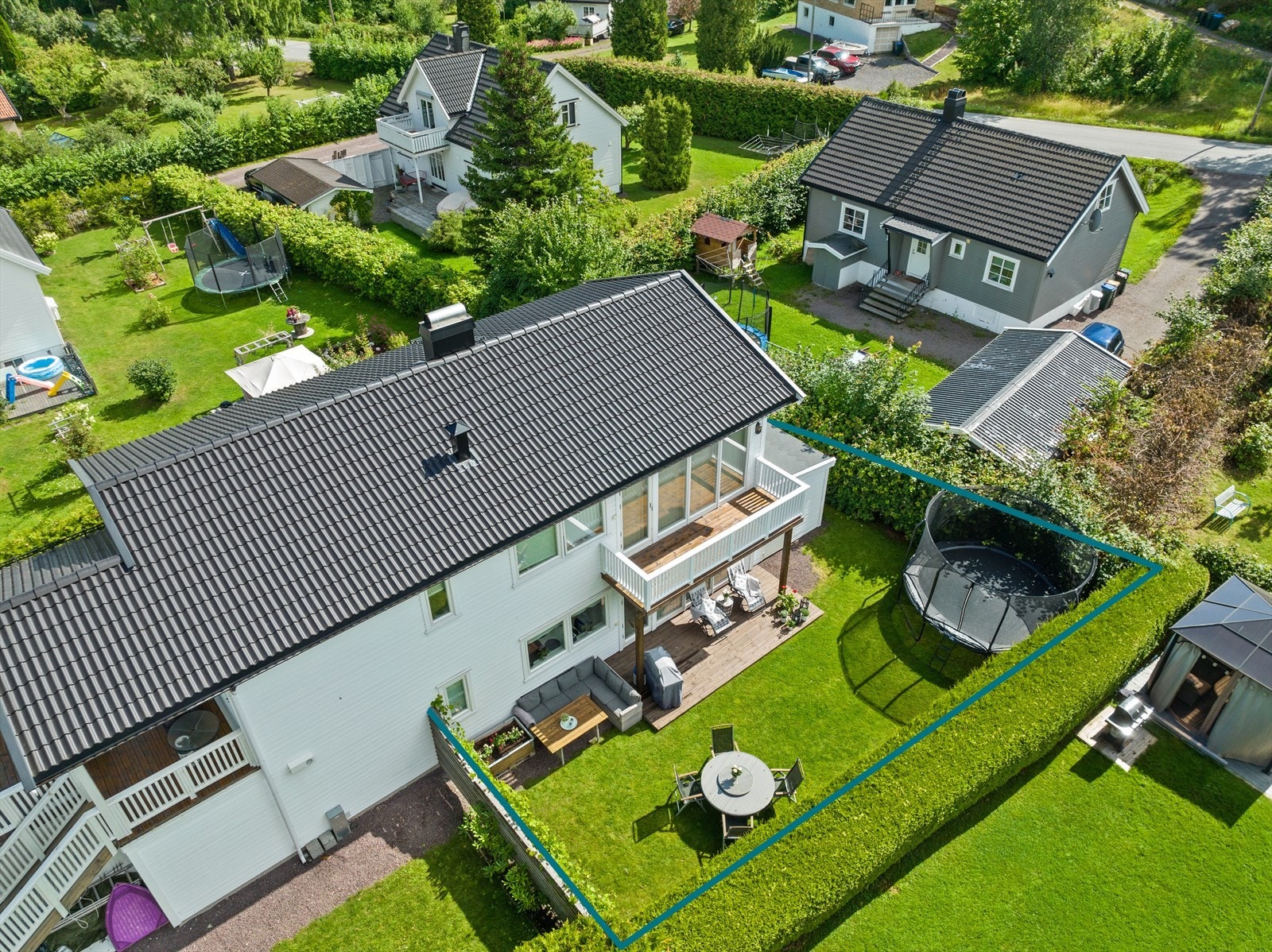 Allerede fra første møte gir Holtungveien 14B et behagelig og tidsriktig inntrykk. Tomten er pent opparbeidet med plenarealer og gruset områder med god anledning for parkering. Vi gjør oppmerksom på at bildet er tatt regi i av tidligere salg i 2022. Galleribilde