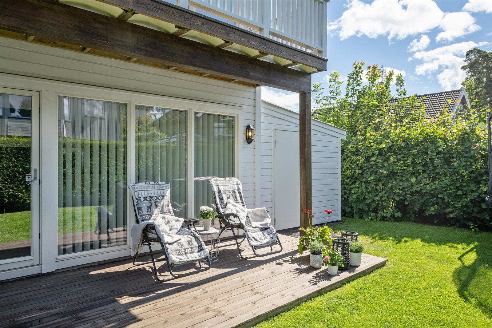 Fra stue og kjøkken er det utgang til et romslig og delvis overbygget terrasseområde som byr på god plass til utemøbler, som blant annet utebord, lounge og grill. Vi gjør oppmerksom på at bildet er tatt regi i av tidligere salg i 2022. Galleribilde