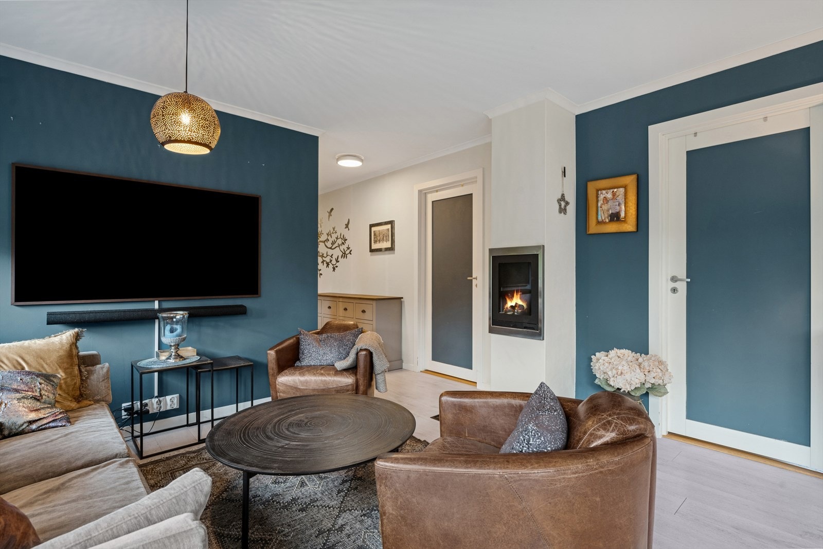 En stilren peisovn sørger for både varme og atmosfære i stuen. Galleribilde