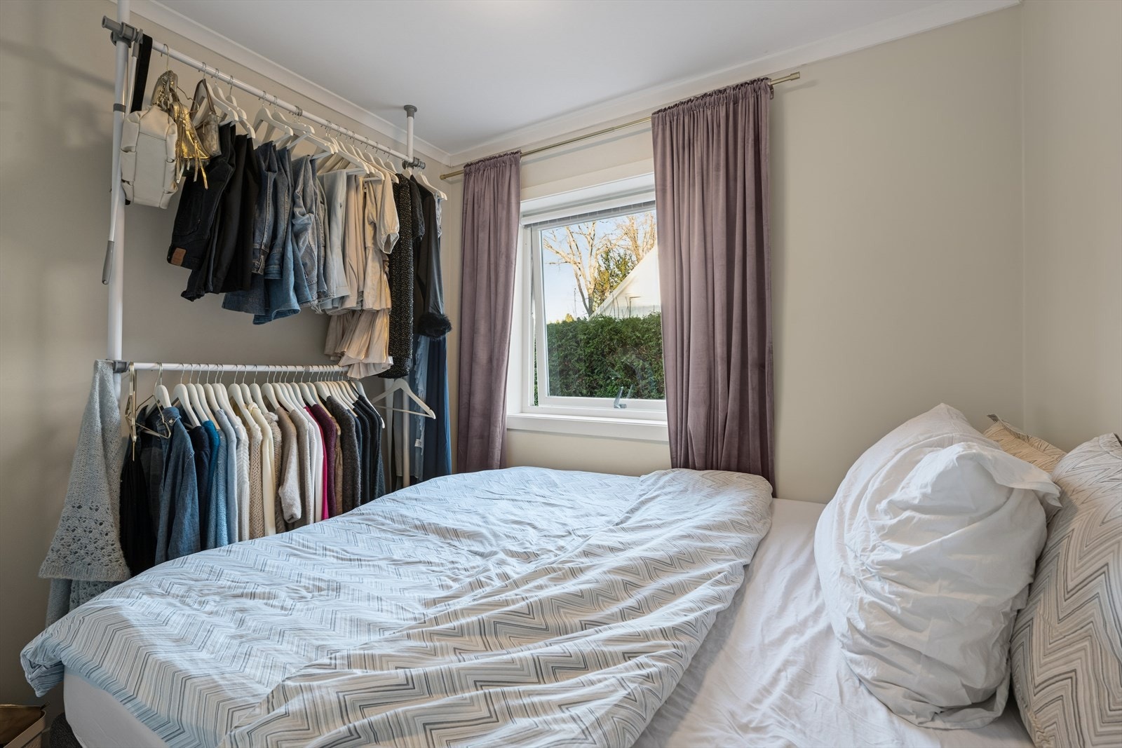 De øvrige soverommene er allsidige og kan benyttes som f.eks barnerom, gjesterom, walk-in closet eller kontor. Rommene er gjennomført i lekre og moderne farger. Galleribilde