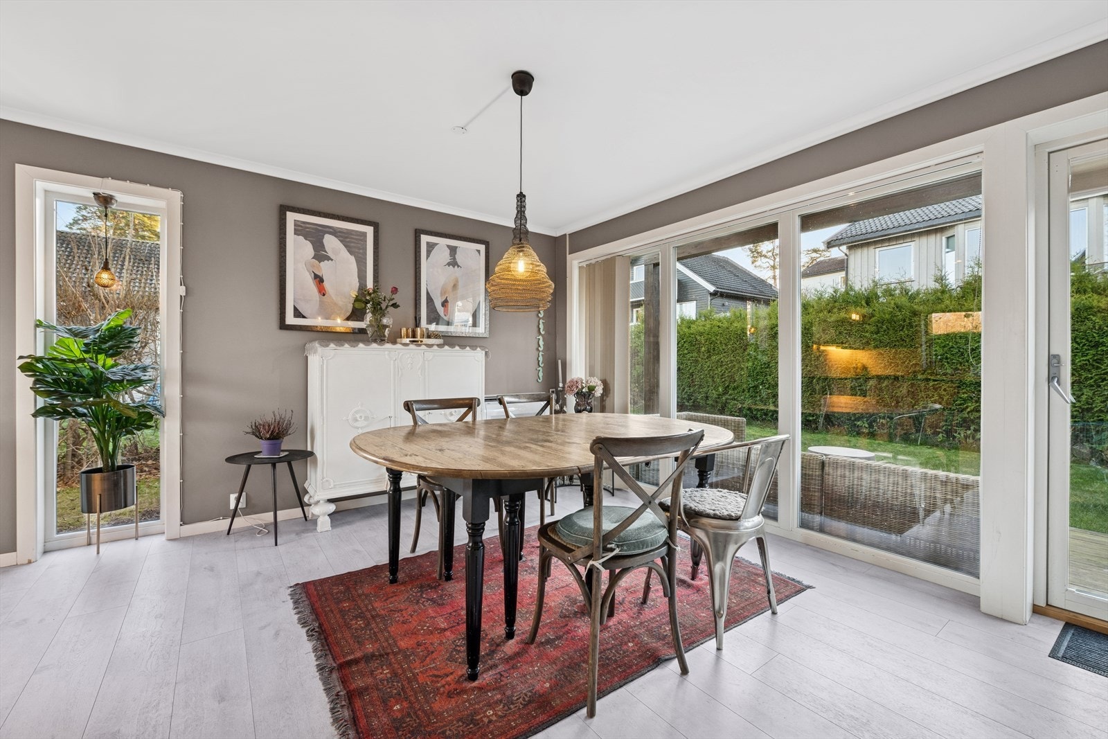 Spisestuen har god plass til et stort spisebord for sosiale sammenkomster. Det er montert varmepumpe for effektiv oppvarming. Galleribilde