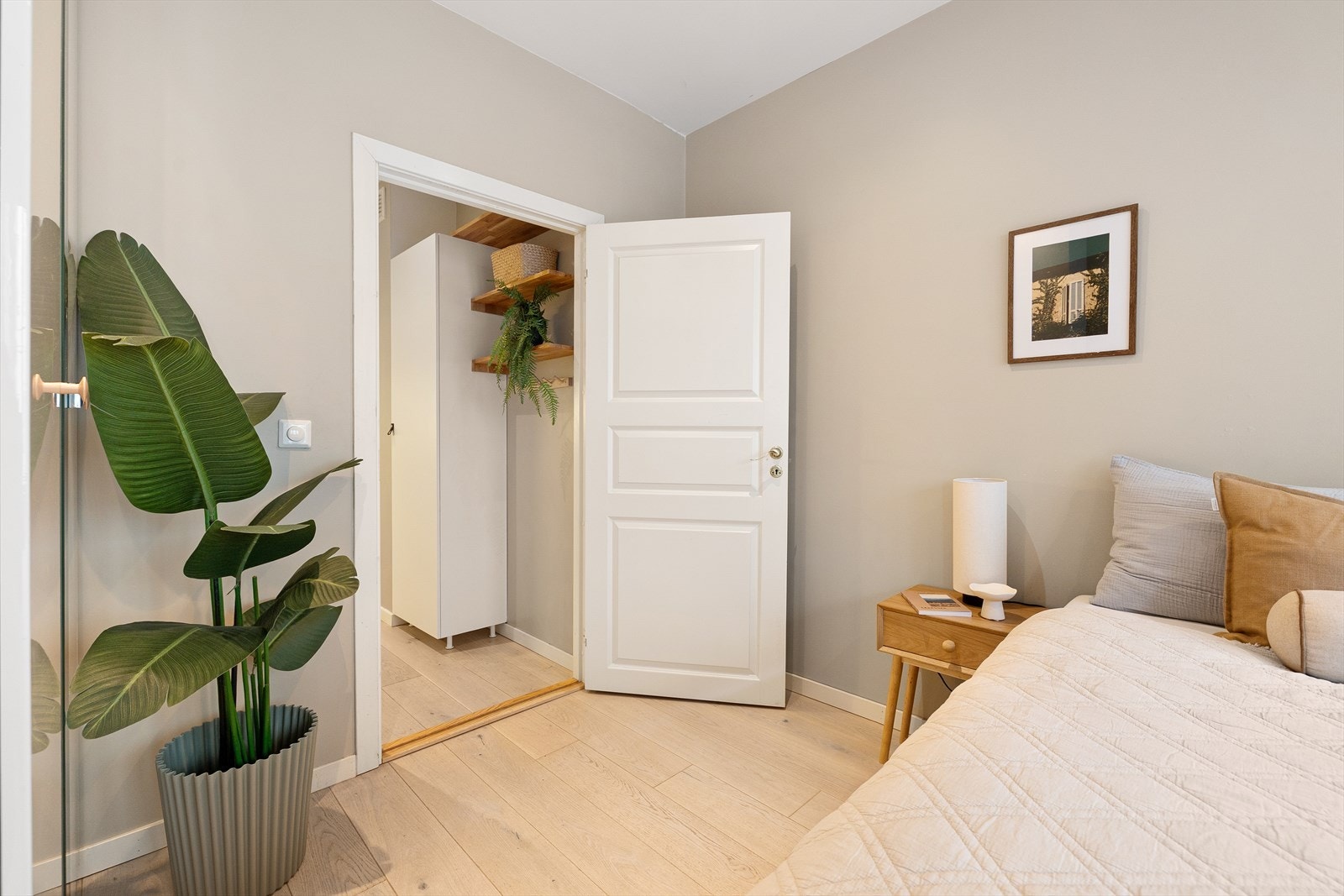 Soverommet har rikelig med plass til garderobeskap. Galleribilde