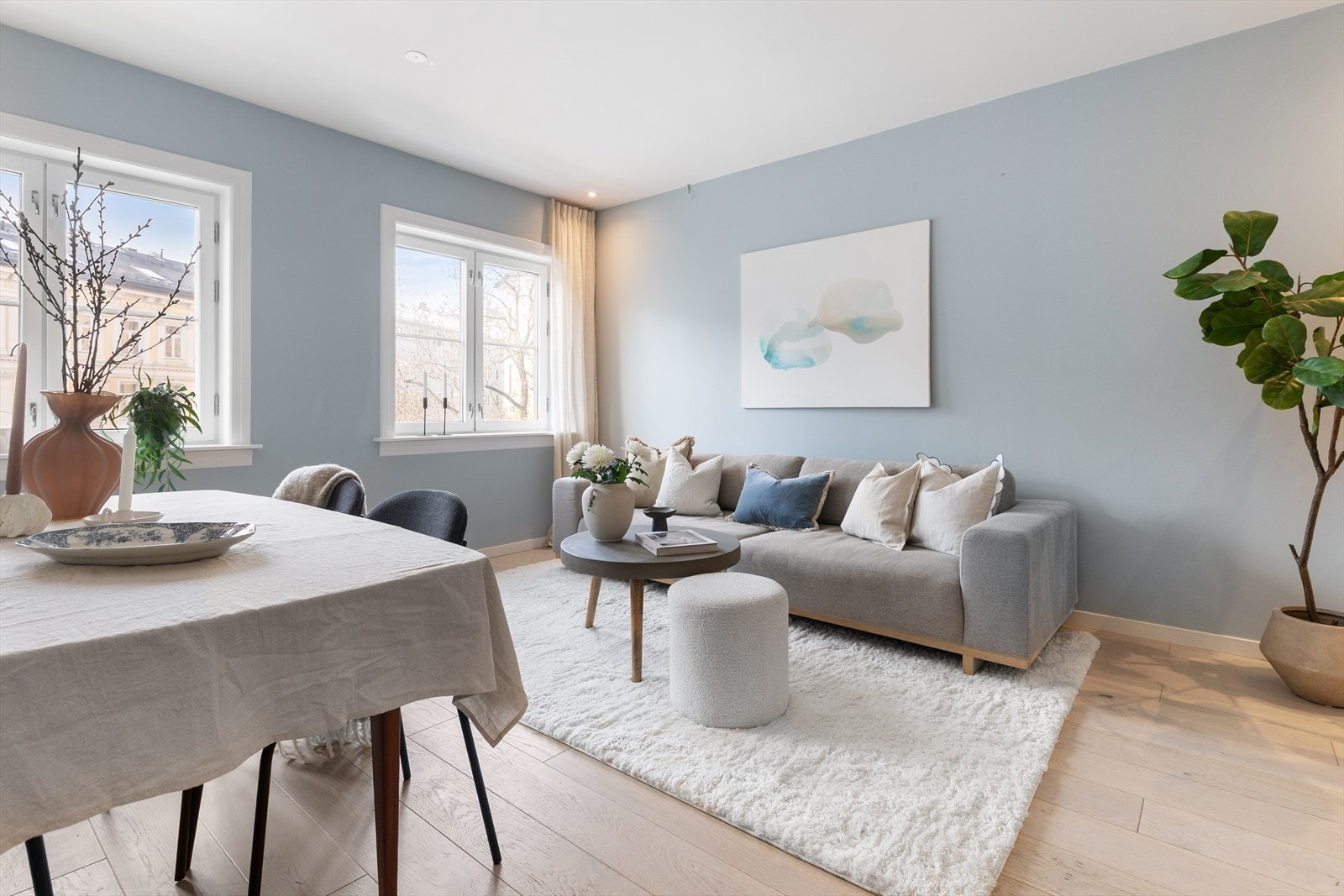 Via de store vindusplatene får man ettermiddagssol inn i stuen og et hyggelig utsyn ned mot Margrethe Munthes plass. Galleribilde