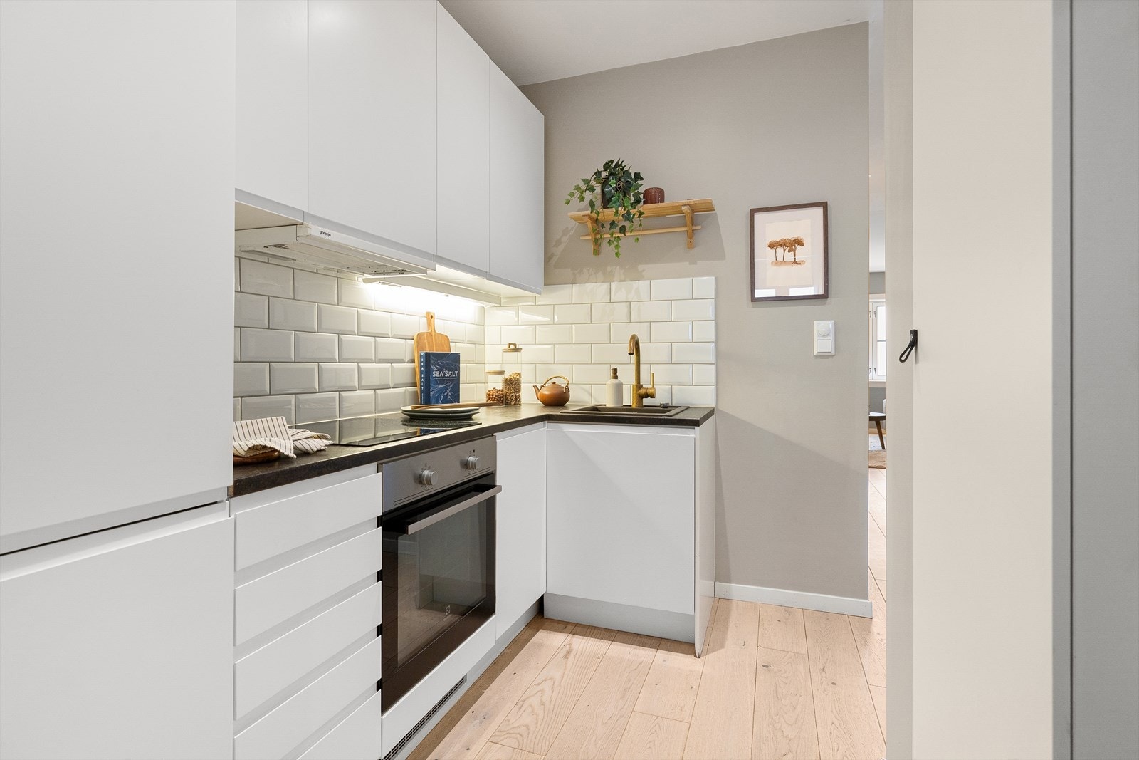 Moderne og skjermet kjøkken fra 2016 og nytt, integrert kjøl/fryseskap fra 2025. Galleribilde