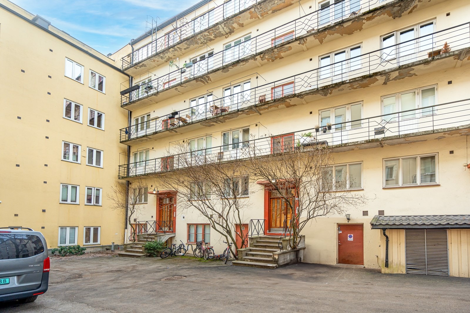 Det er adkomst via skjermet og rolig bakgård. Galleribilde