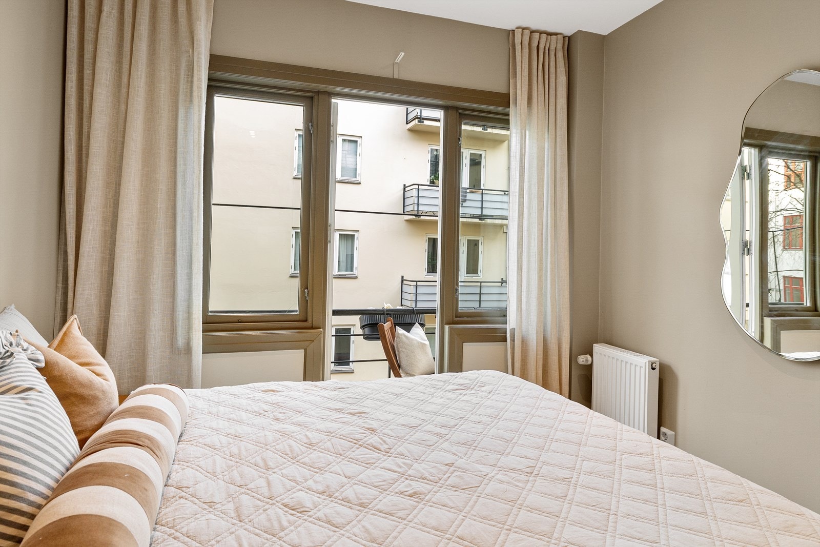 Leiligheten har et innbydende og romslig soverom med skjermet beliggenhet mot bakgård og direkte utgang til balkong. Galleribilde