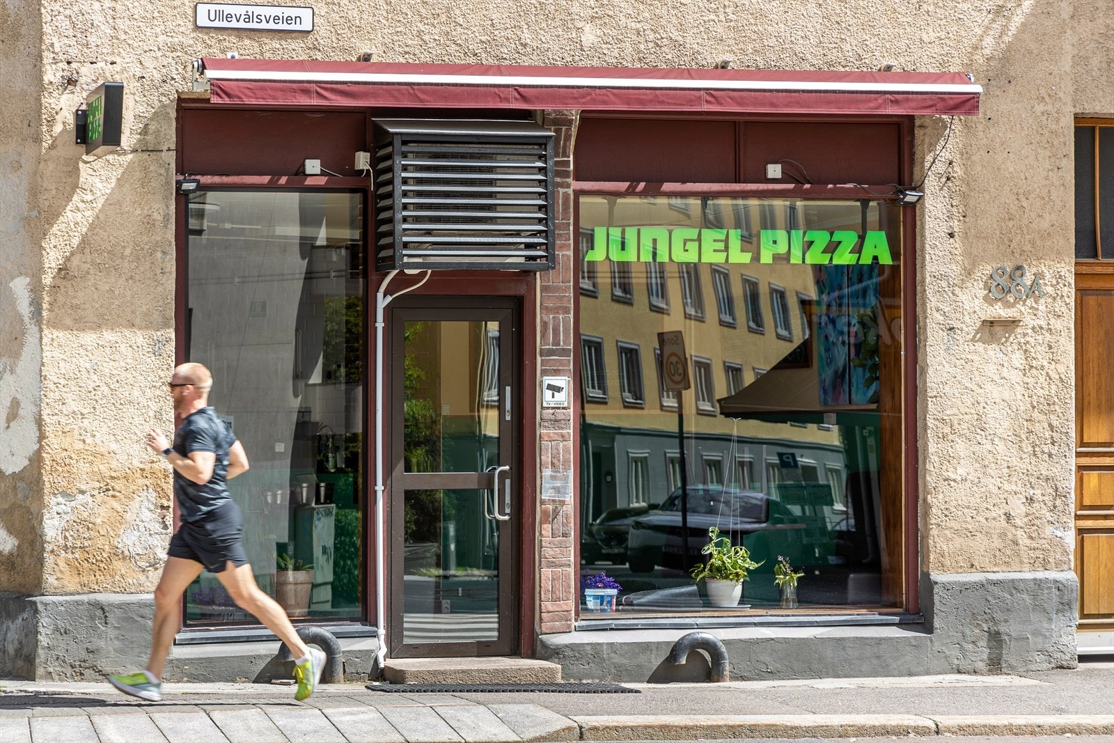 Ettertraktede restauranter og vinbar i nærheten, som blant annet St. Lars, Ansjosen, Jubel, Jungel Pizza og Vinkassen. Galleribilde