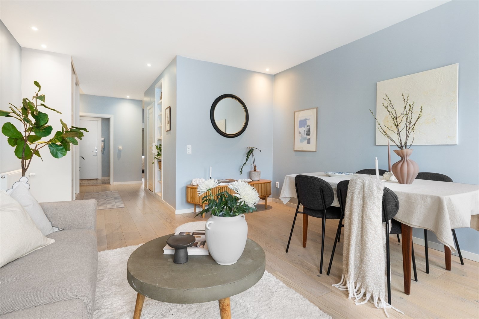 I stuen er det god plass til både sofagruppe og spisebord. Galleribilde