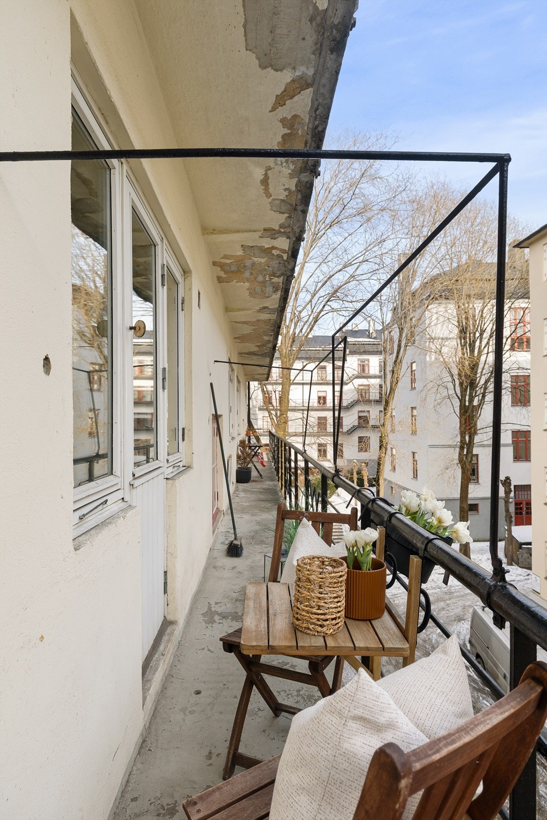 Brannbalkongen vender inn mot rolig bakgård. Galleribilde