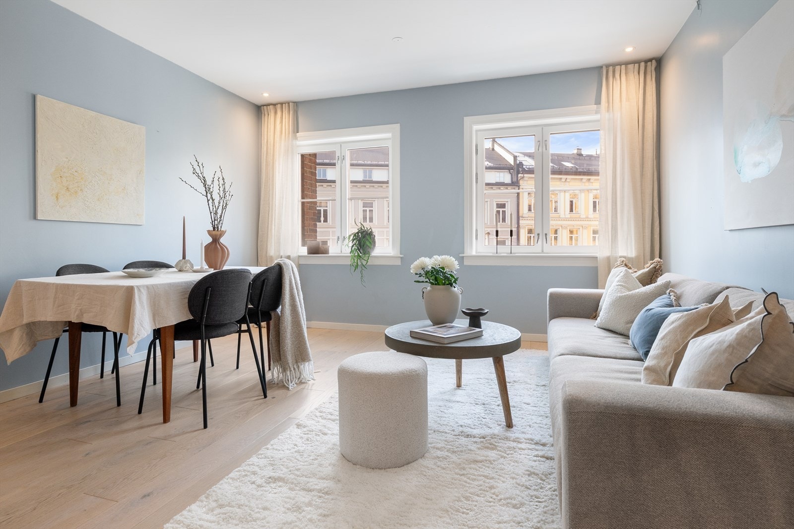 Leiligheten ligger i 3. etasje og inneholder entré, kjøkken, stue, soverom med utgang til brannbalkong og bad. Galleribilde