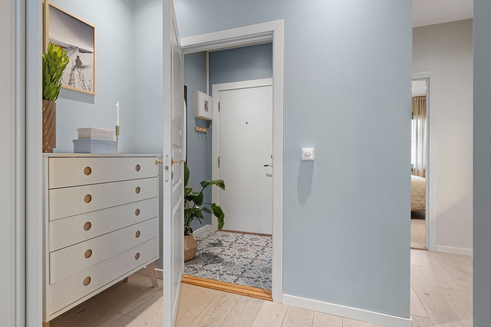 I entréen er det plass til knagger og skohylle for oppbevaring av yttertøy. Galleribilde