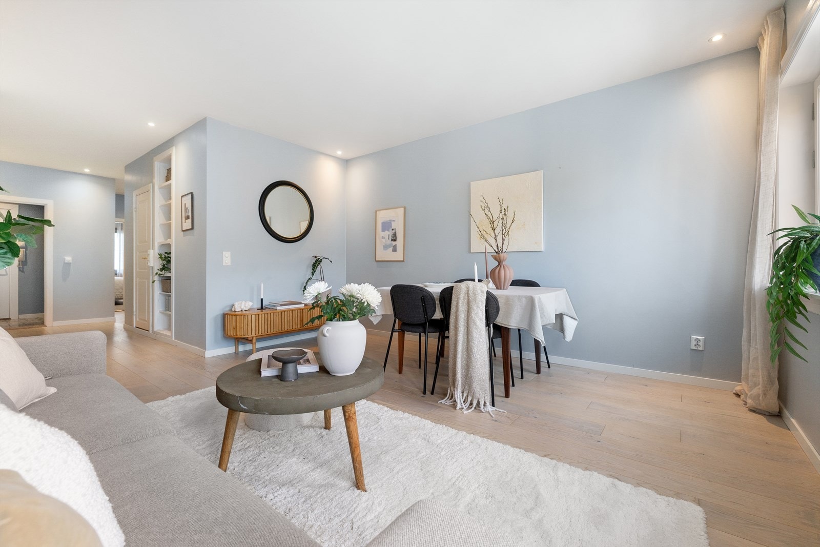 Leiligheten har stilrene og gjennomførte overflater med enstavs parkett, og veggene er malt i en lun fargetone. Galleribilde