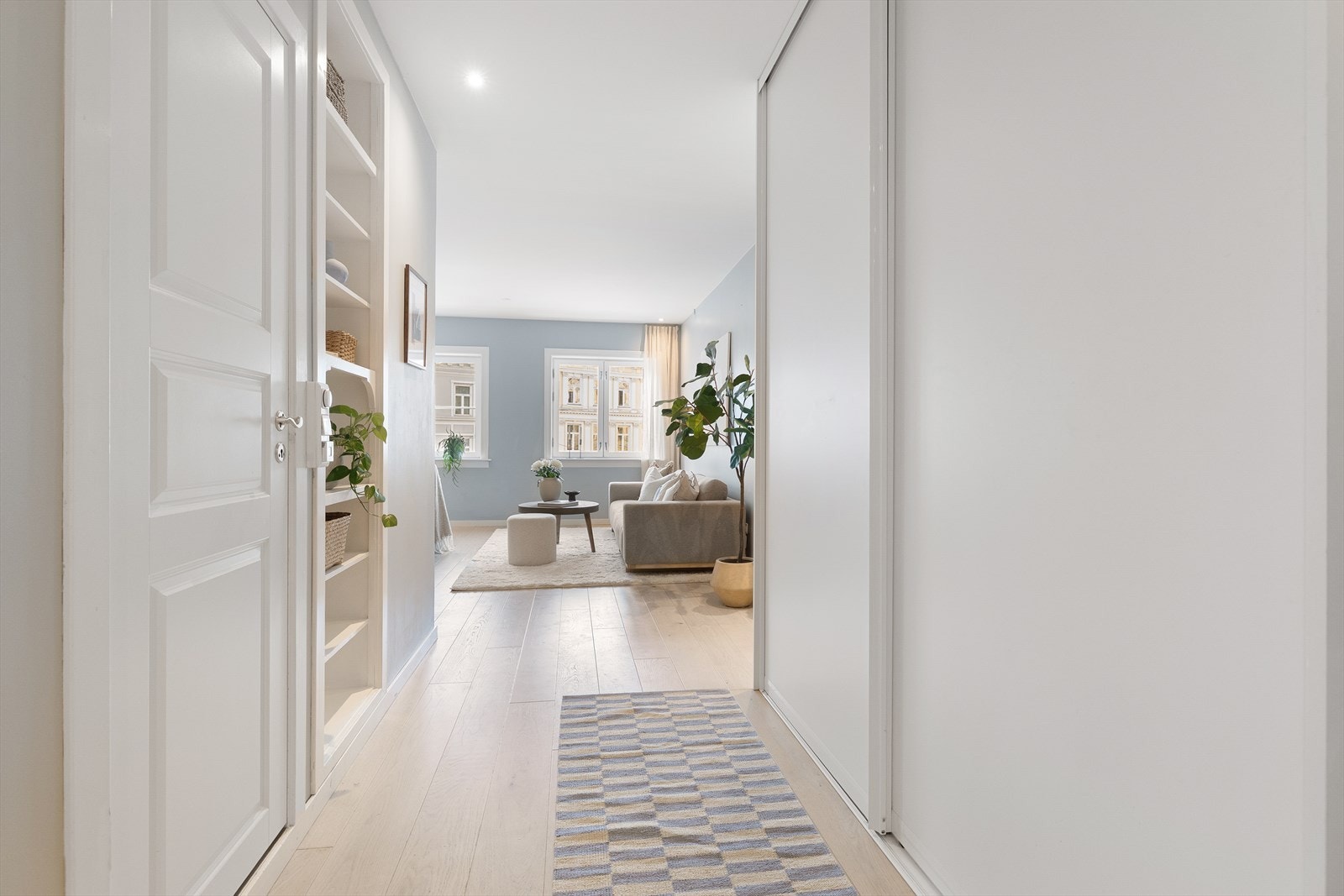 Det er ekstra lagringsplass i gangen med innholdsrik skyvedørsgarderobe. Galleribilde