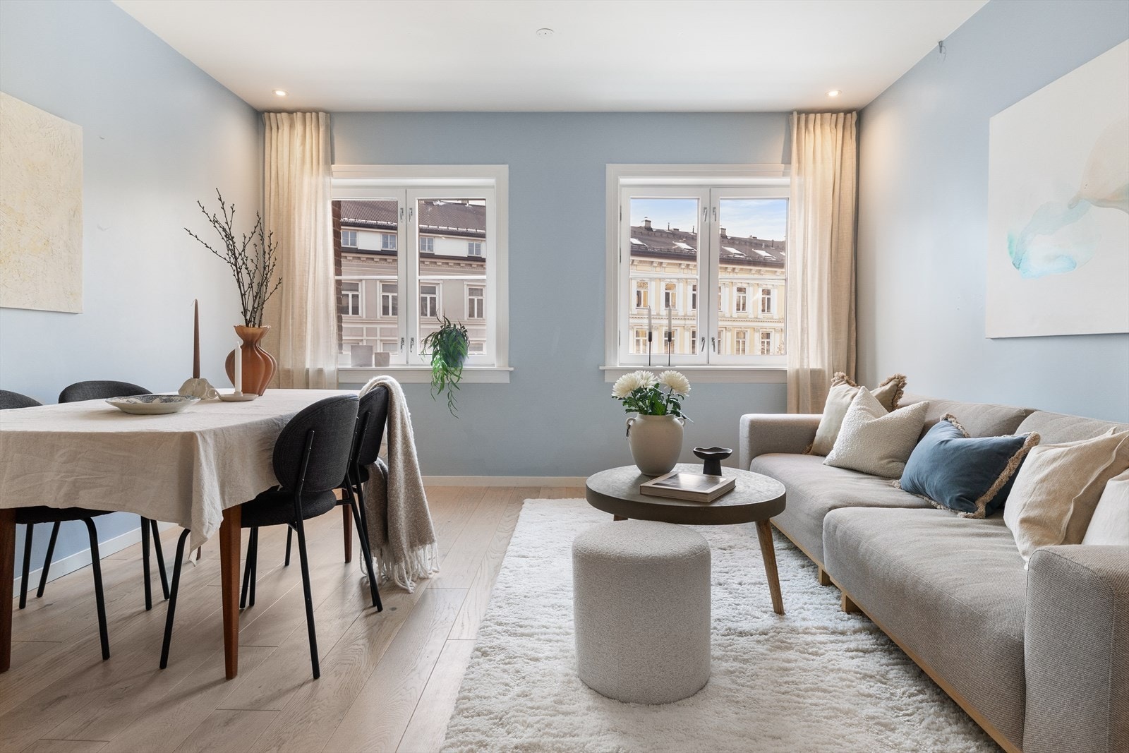 Leiligheten har en innbydende og flott stue. Stuen har store vindusflater med god avstand til omkringliggende bebyggelse, som sikrer masse naturlig lys. Galleribilde