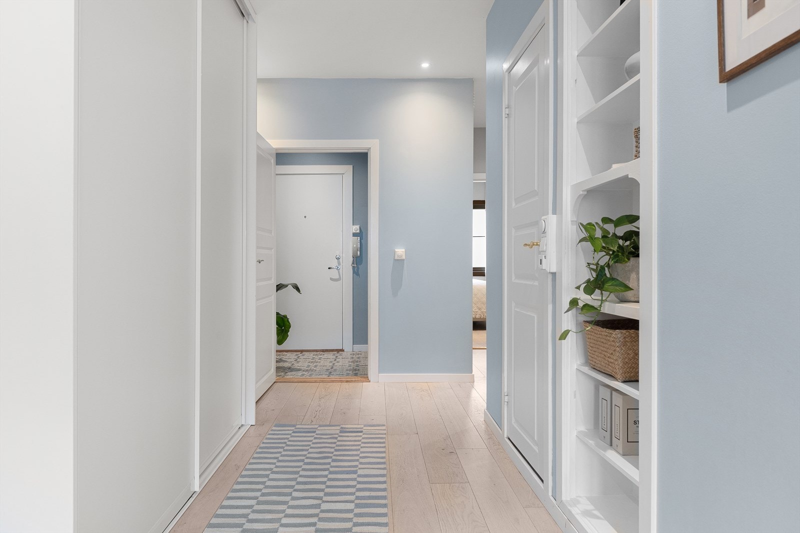 En gjennomgående planløsning som sikrer masse naturlig lys. Her får du et umiddelbart godt førsteinntrykk. Galleribilde