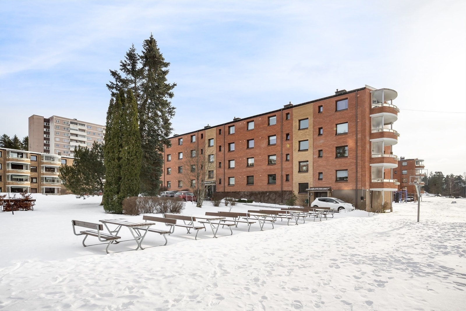 Fellesarealene er pent opparbeidet med plen, sittegrupper og beplantning.
Borettslaget har et eget trimrom hvor andelseiere kan tegne medlemskap til en hyggelig månedlig pris. Galleribilde