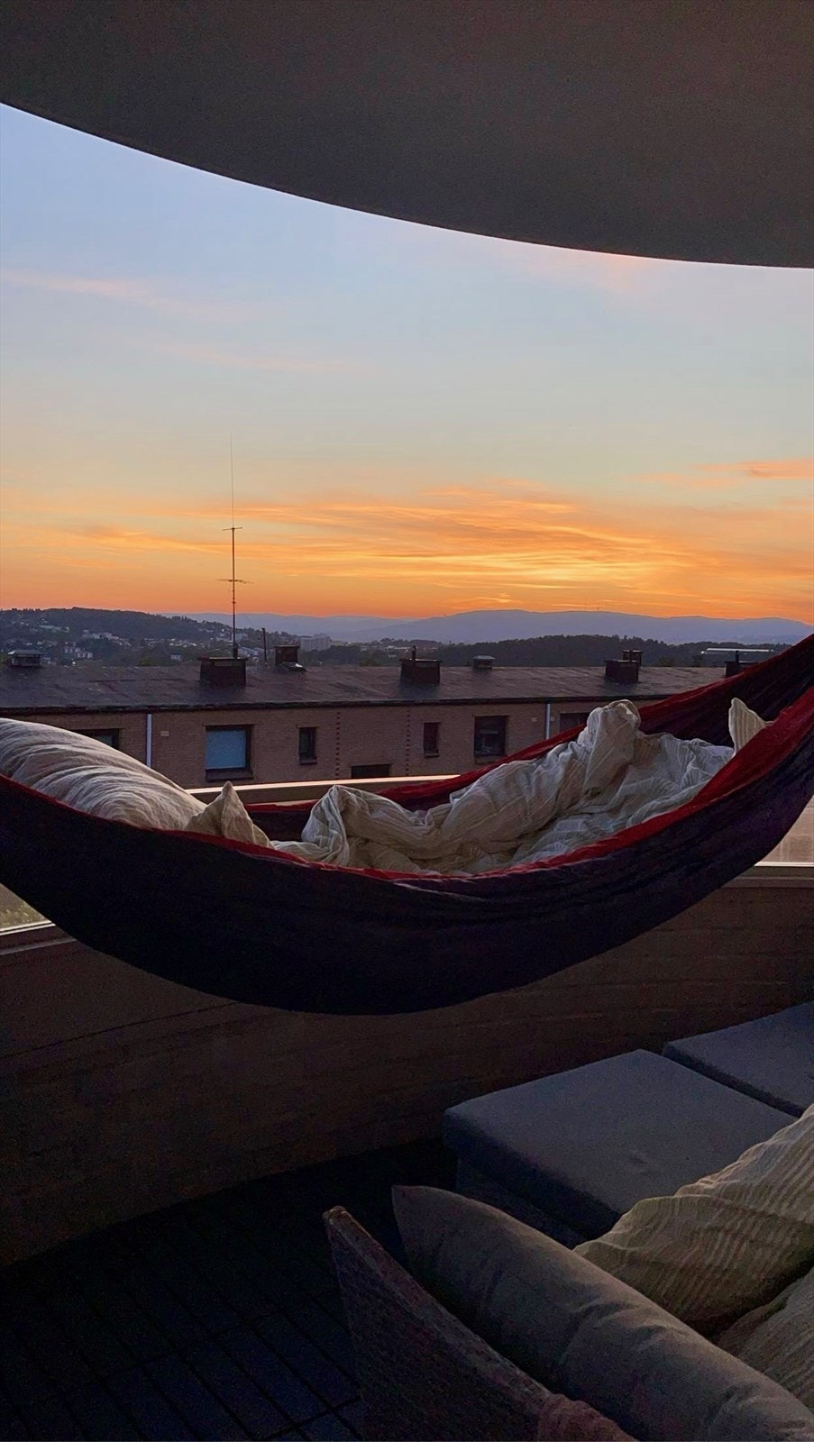 Hengekøyen på balkongen, en deilig varm sommerdag.
Selgers private bilder. Galleribilde