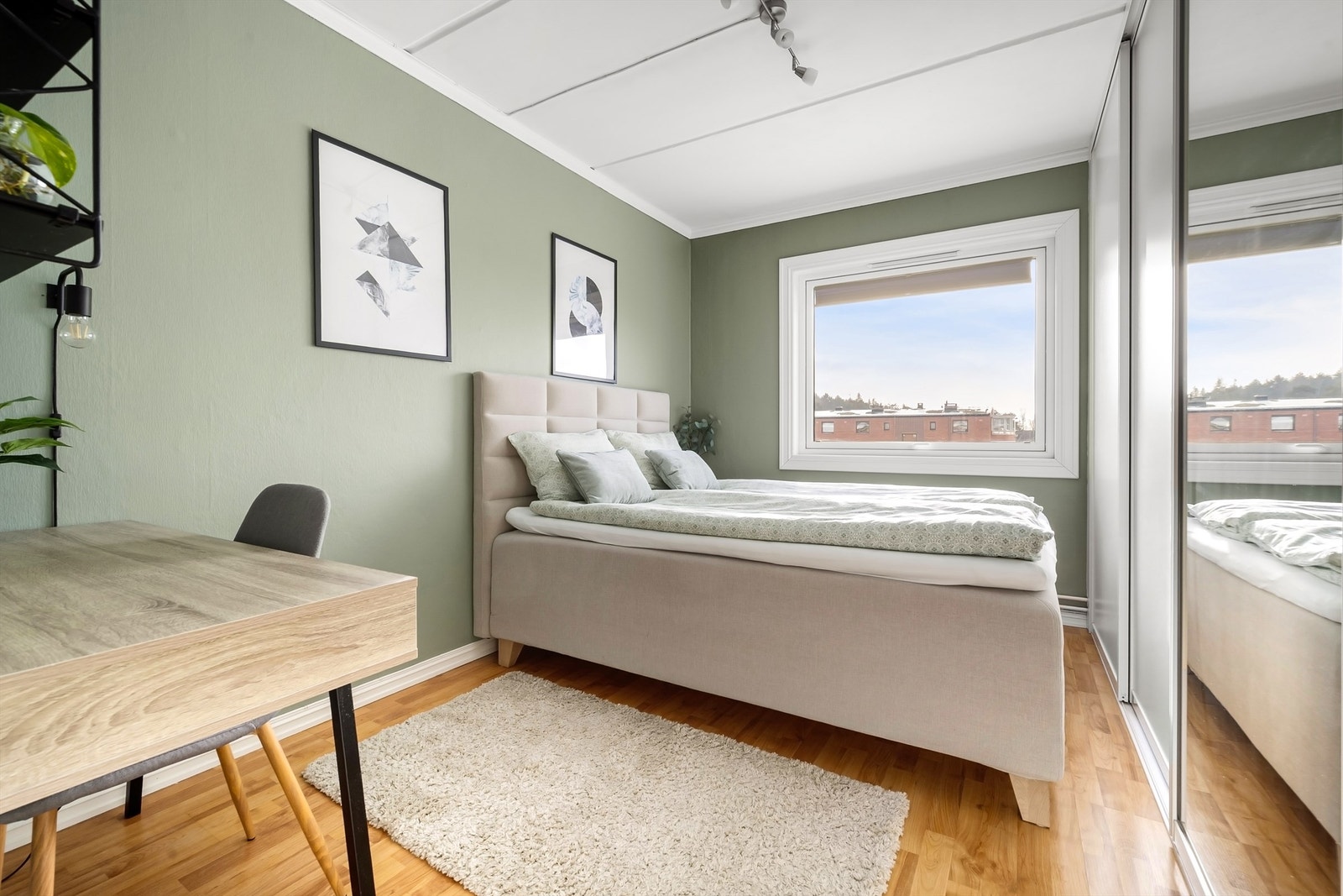 Leiligheten har to lyse og romslige soverom med gode vindusflater som slipper inn rikelig med dagslys. Hovedsoverommet har god plass til dobbeltseng og øvrig møblement. Galleribilde